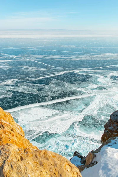 Niesamowite teksturowane i wzorzyste jezioro Bajkał powierzchni lodu z wysokiego punktu widzenia na Syberii, Rosja. — Zdjęcie stockowe
