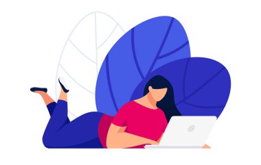 Bir kız aşağı yalan ve bir dizüstü bilgisayar kullanarak. Beyaz arka plan üzerinde izole bir düz stil genç kadın internet kullanıcı. Vektör çizim.