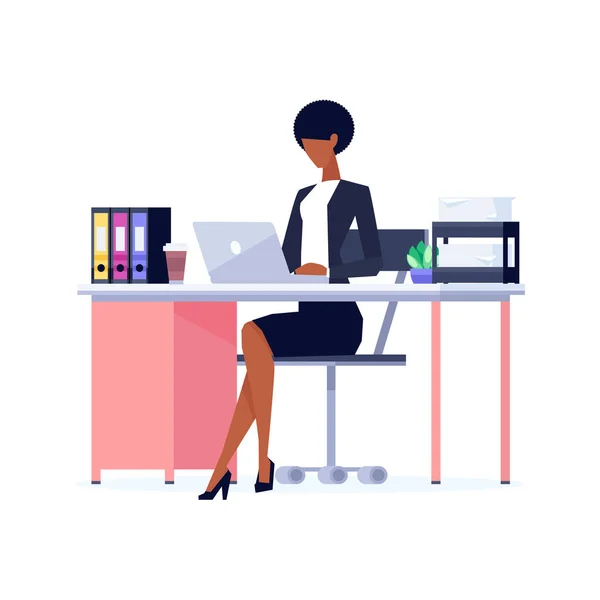 Afro-américaine femme d'affaires en utilisant un ordinateur portable — Image vectorielle