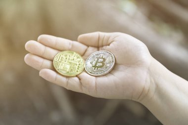 portre resim cryptocurrency altın bitcoin altın kadın el - yeni bir sanal para digitall sembolü
