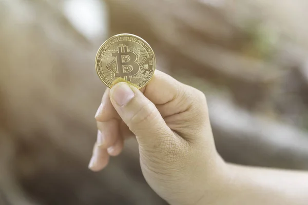 Imagen Primer Plano Mujer Con Moneda Oro Bitcoin Mano Dinero — Foto de Stock