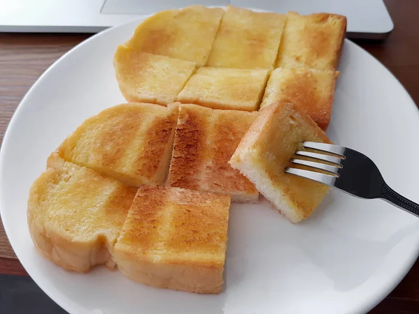 白い皿の上のパンのトーストのスライス — ストック写真