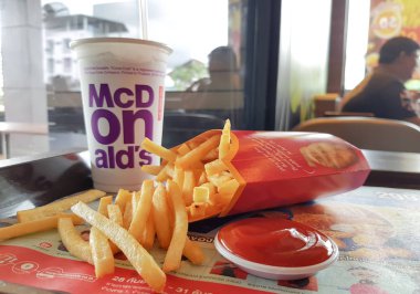 Kanchanaburi, Tayland - 30 Eylül 2018, ünlü Mcdonald's Restoran: patates kızartması ayarla ketçap ve Coca Cola - açılış saatleri: 24 gönderilen, 119 ülkede her gün yaklaşık 68 milyon müşterilerine hizmet veren