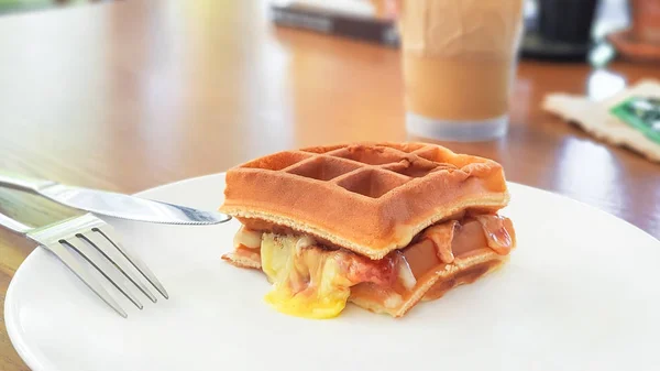 Concept Alimentaire Végétarien Sandwich Gaufres Fromage Servi Matin — Photo