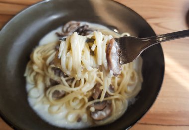 Vejetaryen Makarna (makarna) krema soslu mantar