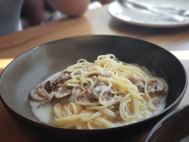 Vejetaryen Makarna (makarna) krema soslu mantar