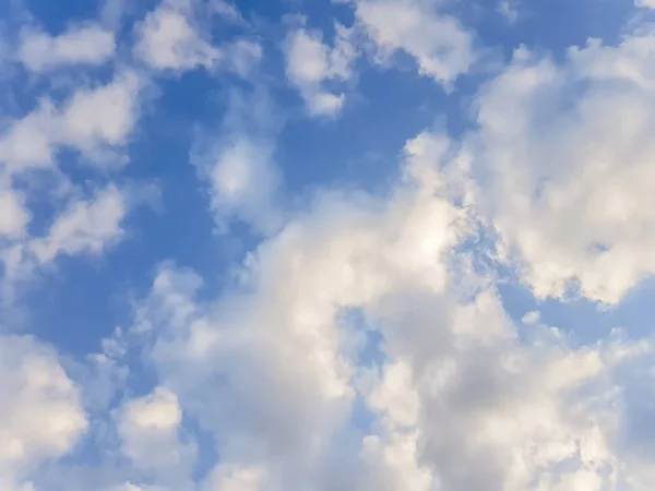 Mavi Gökyüzünde Beyaz Kabarık Bulutlar — Stok fotoğraf