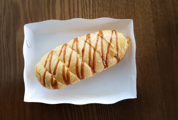 Pão Queijo Caseiro Caixa Papel Branco Para Levar Mesa Madeira — Fotografia de Stock