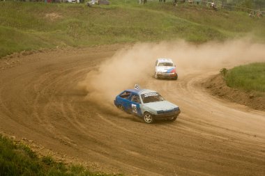 Geleneksel ralli. Yarış arabası dik bir dönüş, saçılma, kir, toz püskürtme içine sürücüler. Aşırı ralli, Autocross