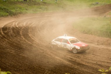 Geleneksel ralli. Yarış arabası dik bir dönüş, saçılma, kir, toz püskürtme içine sürücüler. Aşırı ralli, Autocross