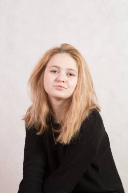 sarışın kız uzun darmadağınık saç ile poz