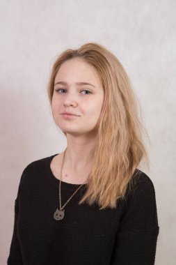 sarışın kız uzun darmadağınık saç ile poz