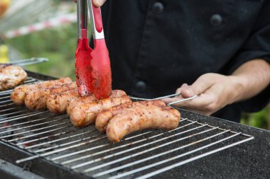 Fırında sosis, iştah açıcı lezzetli ızgara sosis tost, açık havada yemek