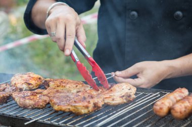En lezzetli bir kabuk ile kızartılmış lezzetli et