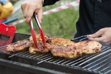 En lezzetli bir kabuk ile kızartılmış lezzetli et