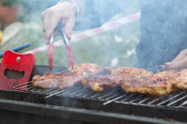 Lezzetli et, açık havada pişmiş lezzetli bir kabukla ızgarada kızartılıyor.