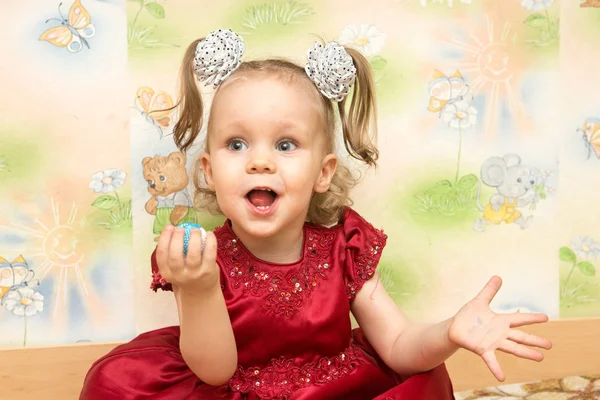 Adorabile bambina che gioca con le palle — Foto Stock