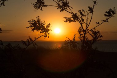 Sıcak bir akşam deniz güzel gün batımı