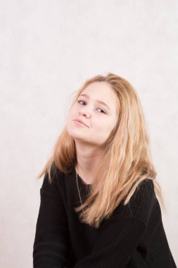 Çekirge, çekirge yeşil çimlere oturup