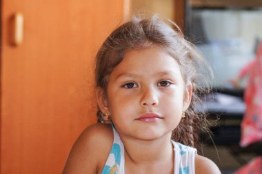 kamera için poz pigtails ile küçük kız