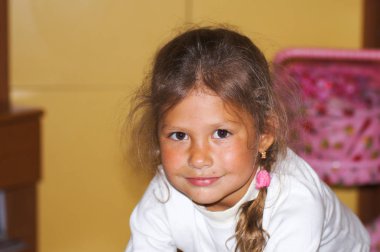 kamera için poz pigtails ile küçük kız