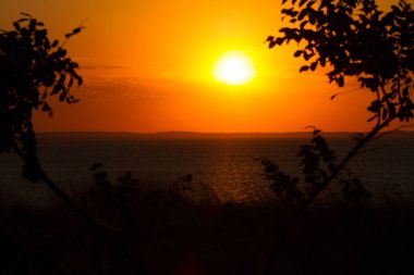 Sıcak bir akşam deniz güzel gün batımı