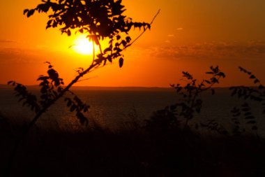 Sıcak bir akşam deniz güzel gün batımı