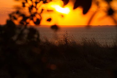 Sıcak bir akşam deniz güzel gün batımı