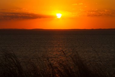 Sıcak bir akşam deniz güzel gün batımı