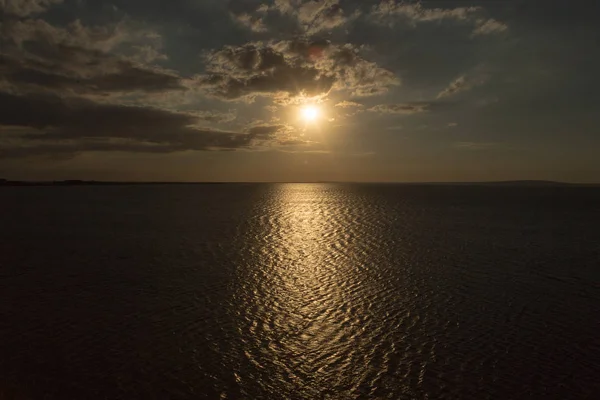 暖かい夜の海の上の美しい夕日 — ストック写真