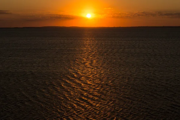 暖かい夜の海の上の美しい夕日 — ストック写真