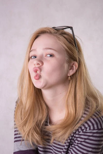 Çekirge, çekirge yeşil çimlere oturup