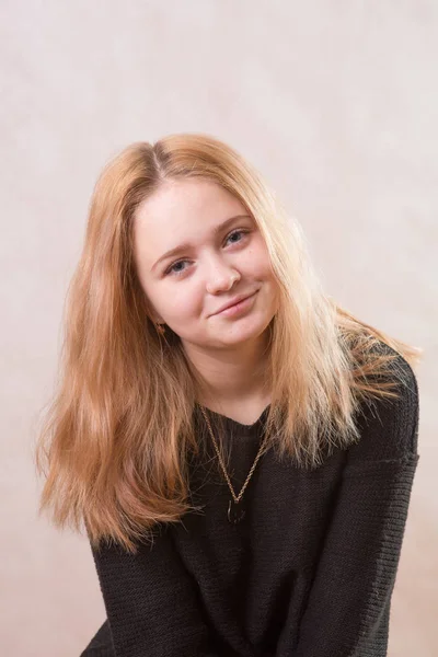 Çekirge, çekirge yeşil çimlere oturup