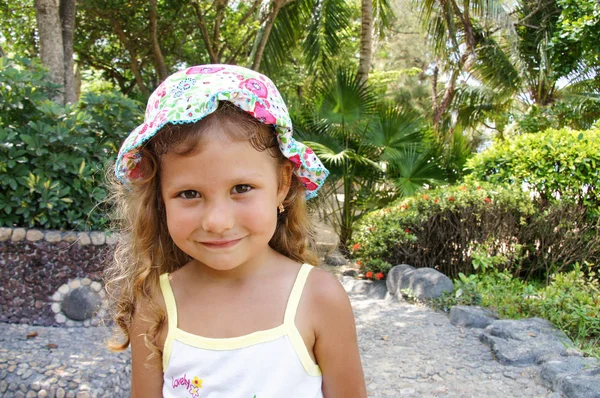 Sorridente Bambina Felice Cappello Estivo Panama Con Grande Fiore Rosa — Foto Stock