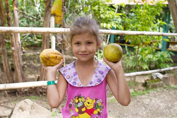 kamera için poz pigtails ile küçük kız