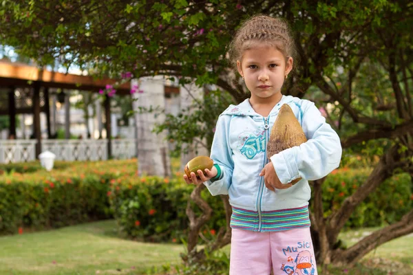 kamera için poz pigtails ile küçük kız