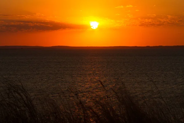 暖かい夜の海の上の美しい夕日 — ストック写真