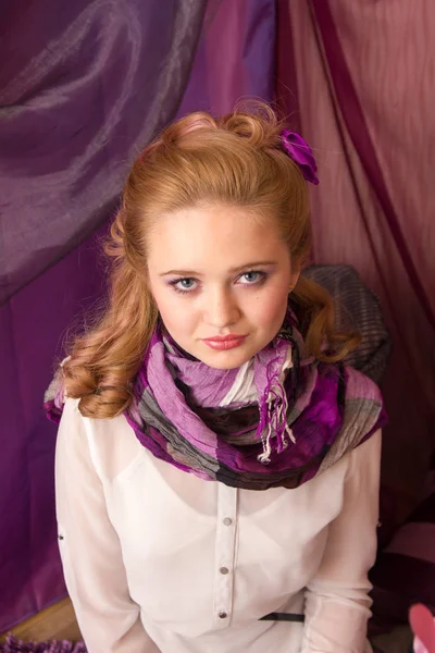 Una Joven Rubia Una Bufanda Púrpura Mirando Cámara —  Fotos de Stock