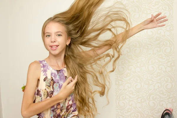 Capelli Castani Molto Lunghi Una Ragazza Adolescente — Foto Stock