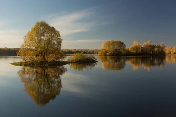 Paisaje Otoñal Suave Reflejado Aguas Tranquilas Día Cálido — Foto de Stock