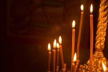 Mumlar yanıyor, kilise şamdan duruyor. Tapınak.