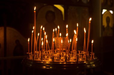 Mumlar yanıyor, kilise şamdan duruyor. Tapınak.