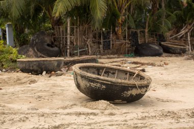 Vietnamca sepete tekne Mulk Chai kum sahil üzerinde