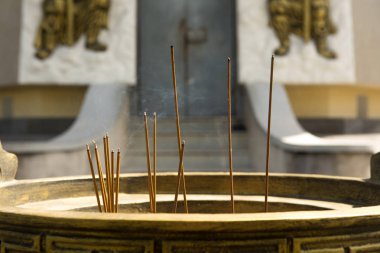 Tütsü çubukları. Anolayo Thippayaram Tapınağı 'nda Buda' ya ibadet edin.