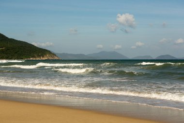 Denizde küçük dalgalar, turkuaz dalgalar, Vietnam 'da güzel hava Cam Ranh