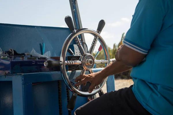 Lenkrad Auf Einem Kleinen Boot Das Lenkrad Halten — Stockfoto