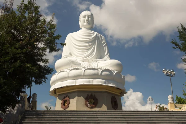 Fehér Buddha Szobor Hosszú Fia Pagoda Nha Trang Vietnam — Stock Fotó