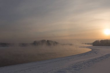 Sibirya'da Nehri'nde Kış kış soğuk günbatımı