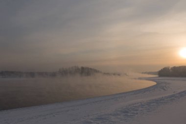 Sibirya'da Nehri'nde Kış kış soğuk günbatımı