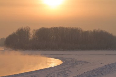 Sibirya'da Nehri'nde Kış kış soğuk günbatımı